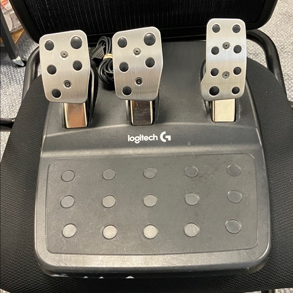 Logitech G920 Driving Force Racing Wheel With Pedals - Picture 6 of 8